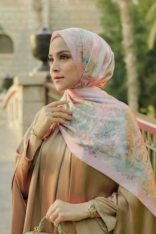 Buttonscarves Al Qasr Saten Şal - Lotus Pembe