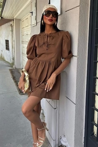 Defymoda Önü Fiyonk Bağlamalı Ve Balon Kollu Elbise 2893 Kahverengi