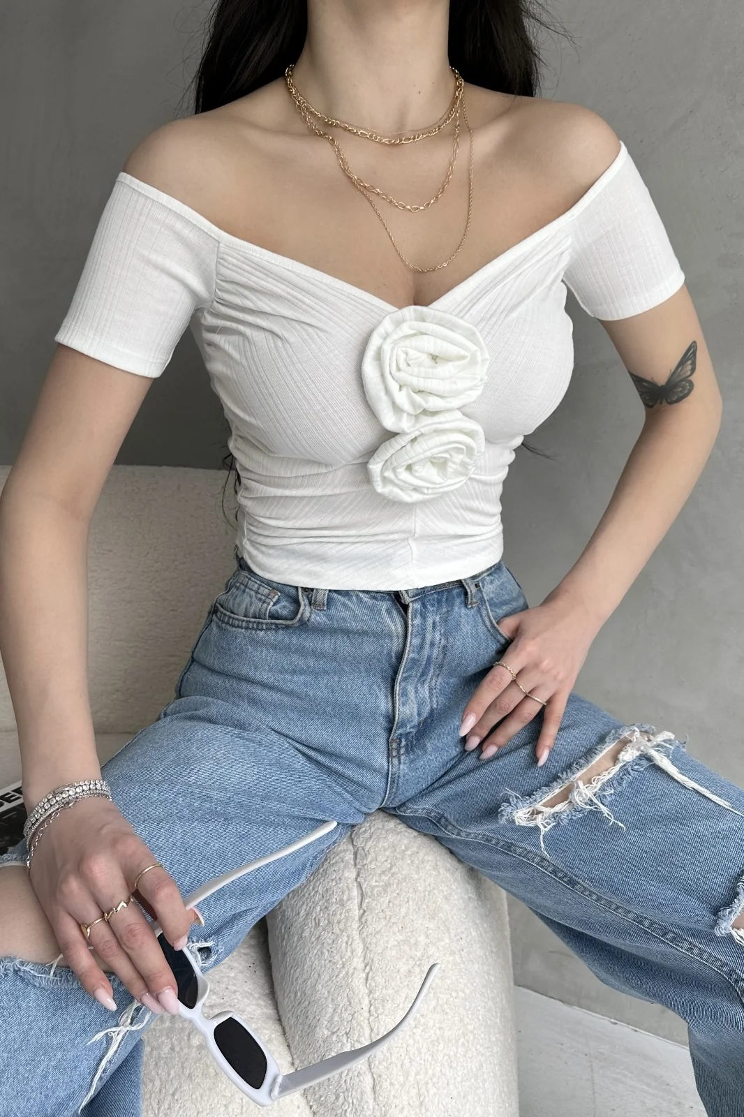 Nido Kayık Yaka Gül Detaylı Crop Bluz Beyaz