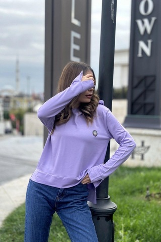 WeShaya Kadın Lila Uzun Kol, Yırtmaç Detaylı, Arma Ve Yazı Detaylı, Kapüşonlu Sweatshirt Bluz Lila