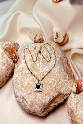 Siyah Taşlı Kare Kesim Zirkon Model Altın Gold Renk Zincir Kadın Paslanmaz Çelik Kolye