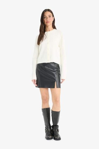 Defacto Regular Fit Bisiklet Yaka Basic Düz Düğmeli Soft Touch Yumuşak Triko Hırka E3654ax25wner105 Ekru