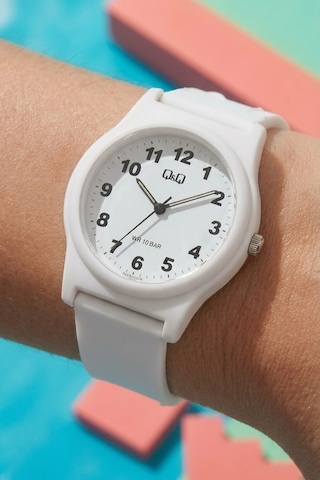 Q&q G22a016vy Beyaz Bold Rakamlı Silikon Kordonlu 38 Mm Su Geçirmez Unisex Kol Saati