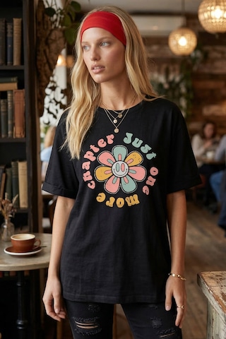 Armonika Kadın Siyah Önü Çiçek Baskılı Yanları Yırtmaçlı Pamuklu T-shirt Arm-26y137003