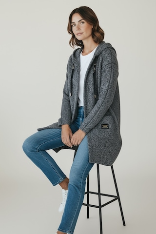 Kadın Üstten Cepli Kapüşonlu Önü Fermuarlı Kaşe Hırka Gri