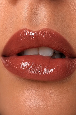 Parlatıcı & Nemlendirici Ruj Mocha Bare 01 / Yoğun Parlaklık Ve Nem Veren Dolgunlaştırıcı Joy Lush Gloss Stick Kahverengi