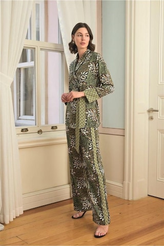 Lisinya Çiçek Yaprak Ve Etnik Desenli Pijama Takımı Siyah