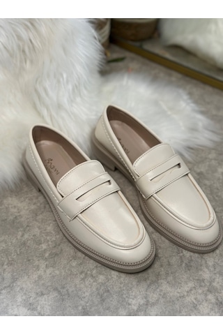 Günlük Kadın Düz Loafer Klasik Desenli Taban Zincirli Oval Burunlu Makosen Sade Şık Ayakkabı 130 Bej