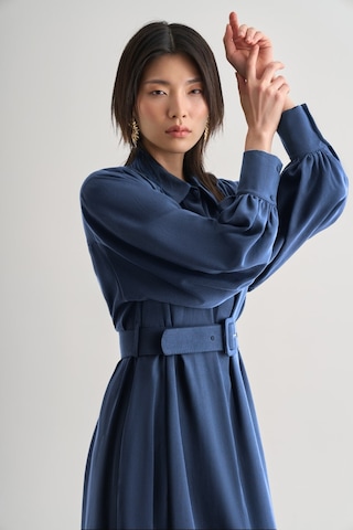 Mizalle Tencel Dokulu Pile Detaylı Kemerli Maksi İndigo Mavi Elbise Indigo