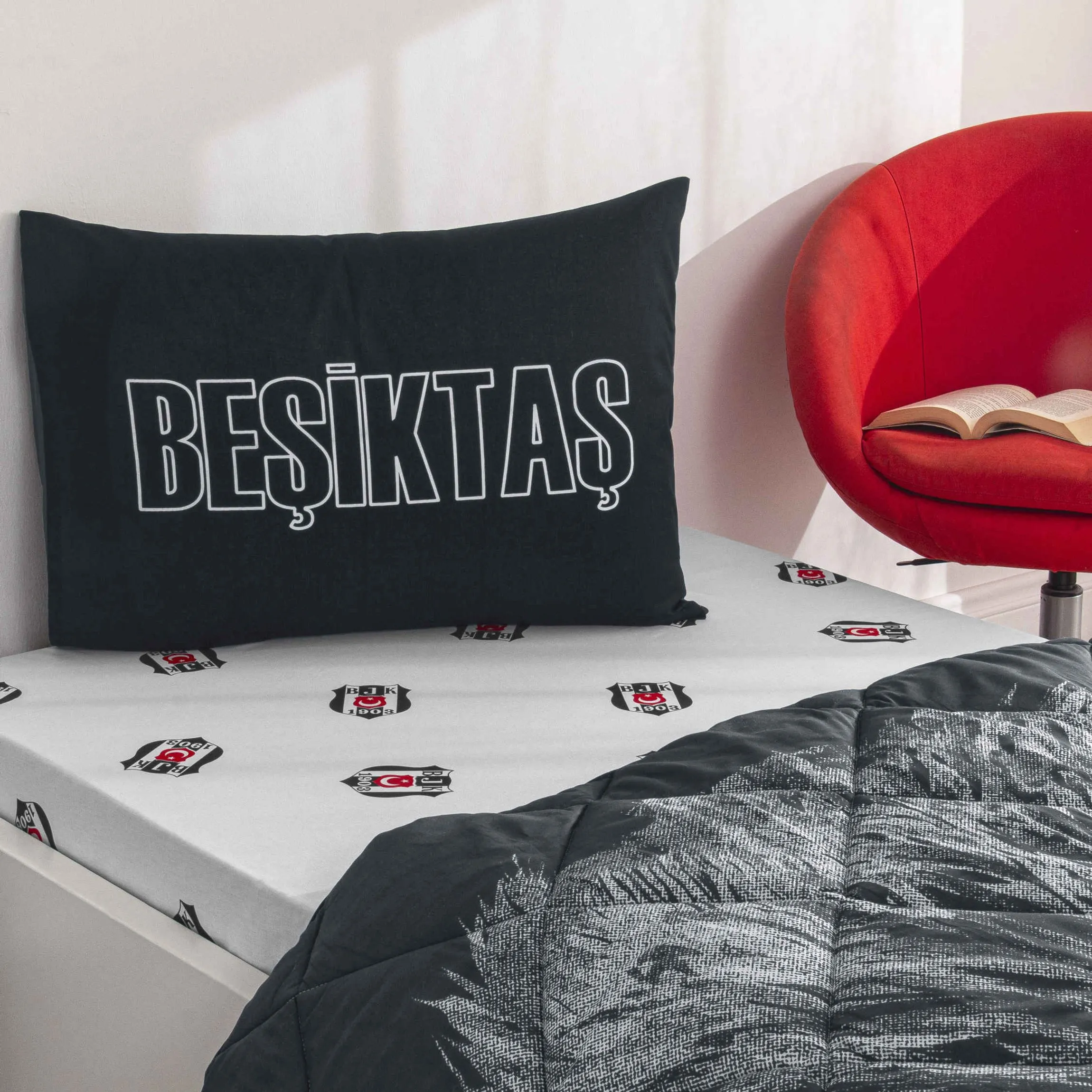 Taç Lisanslı Beşiktaş Şanlı Kartal Pamuk Tek Kişilik Yorgan Seti Beyaz - Siyah