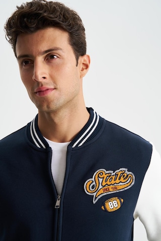 AR-MA Arma Erkek Pamuklu Regular Fit Dik Yaka Baskılı Cepli Kolej Mont Sweatshirt 001