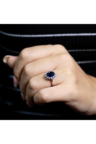 Çerçevesi Taşlı Oval Safir Yüzük