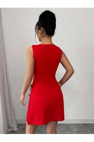 DefyModa Kadın Askılı Yuvarlak Yaka Yırtmaçlı Fiyonk Detaylı Kısa Atlas Elbise Kırmızı