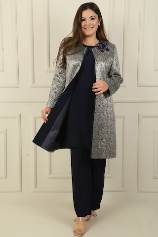 Kolsuz Yanları Yırtmaçlı Bluz Boncuk Detaylı Astarlı Uzun Jakarlı Ceket Pantolon Büyük Beden 3'lü Takım Lacivert