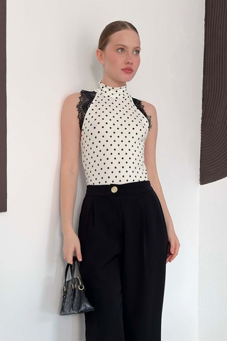 Verymoda Puantiyeli Balıkcı Yaka Sıfır Kol Dantel Detaylı Bluz D3014 Krem