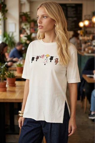 Armonika Kadın Beyaz Önü Kedi Baskılı Yanları Yırtmaçlı Pamuklu T-shirt Arm-26y137002