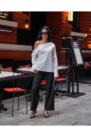 Kadın Madonna Yaka Düğme Detaylı Tek Omuz Gömlek Beyaz