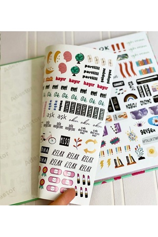 Bu Işıltılı Hayatı Ben Seçtim Sticker'lı Tarihsiz Konuşan Ajanda Haftalık Planlayıcı Defter Beyaz
