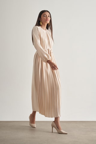 Mizalle Saten Dokulu İnce Piliseli Ekru Maksi Elbise Ekru