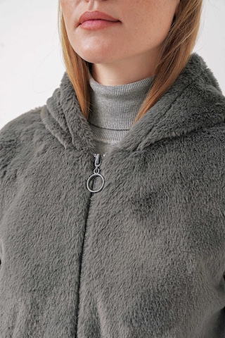 Gabria Kapüşonlu Pelüş Mont Koyu Gri