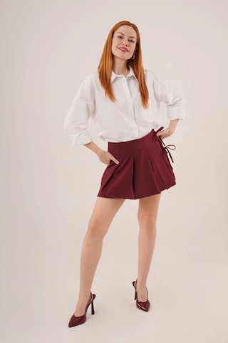 Önü Piliseli Yandan Bağlama Detaylı Bordo Mini Şort Etek Bordo