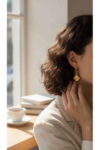 Altın Kaplama Kalem İşlemeli Yonca Küpe - 1.5 Cm Sallantılı Şans Yoncası Kadın Küpe Gold