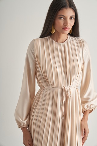 Mizalle Saten Dokulu İnce Piliseli Ekru Maksi Elbise Ekru