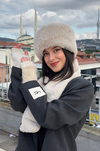 Mollycrush Peluş Kalpak Atkı Eldiven 3'lü Set Kadın Kışlık Bej Suni Kürklü 3'lü Takım Bej
