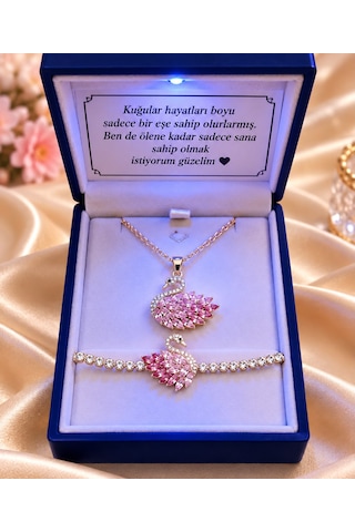 Pembe Taşlı Kuğu Figürlü Kolye Bileklik 2 Li Takı Seti Gümüş Renk Mavi Işıklı Kutu