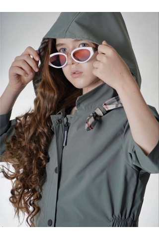 İrem Kız Çocuk Fermuar Kapamalı Kapüşonlu Kolu Bağlamalı Model Cepli İçi Astarlı Haki Renk Yağmurluk