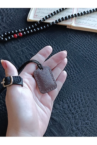 Küçük Dörtgen Cevşen Dualı Kolye Muska Hakiki Deri El Yapımı Xs Çok renkli 39671685