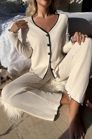 İkikareshop Kadın Beyaz Örme Kumaş V Yaka Düğmeli Rahat Şık Pijama Takımı Çok Renkli