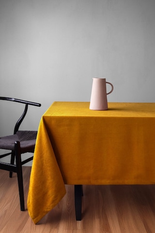 Kadife Dokulu Koyu Sarı Masa Örtüsü Zengin Renk Seçenekli Koyu Sarı
