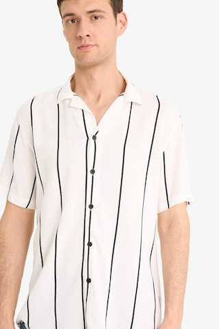 DeFacto Regular Fit Apaş Yaka Çizgili Yazlık Kısa Kollu Gömlek E2559AX25SMWT34
