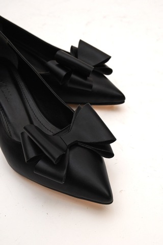 Renata Siyah Fiyonklu 4cm Sivri Burun Topuklu Ayakkabı Siyah Cilt