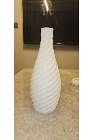 Modern Yivli Spiral Tasarım 3d Dekoratif Vazo Beyaz Modern Yivli Spiral Tasarım 3d Dekoratif Vazo Beyaz