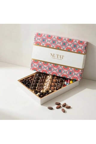 Nutat 580gr Mega Spesiyal Hediye Kutusu - Dubai, Hurma Ve Karışık Gurme Draje Seçkisi/geleneksel Motif