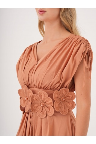 Kadın Bel Detaylı Kısa Kollu Elbise Çiçek Aplikeli, Büzgü Ve Bağcık Detaylı, %100 Pamuk Tarçın