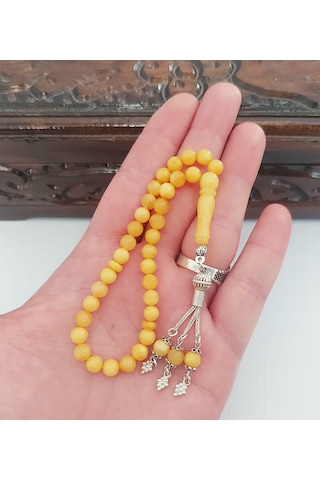 Damla Kehribar Dört Parmak Küre Kesim Gümüş Püsküllü Tesbih... Damla Gr : 6,3 Gümüş Gr : 3,8 Ölçü : 6,5 X 6,5 Koyu Sarı