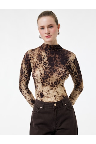 Koton Koton X Şahika Ercümen - Slim Fit Uzun Kollu Dik Yaka Leopar Desenli Tişört Kahverengi Desenli 6wak50427ek Kahverengi Desenli