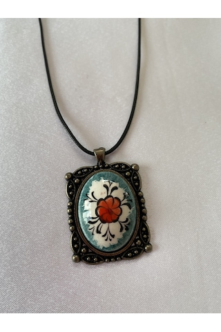 Iznik Çini Çiçek Figürlü Deri Ipli Kolye Model 4 Beyaz