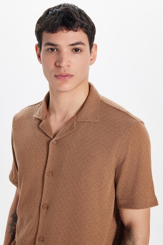 Tudors Erkek Slim Fit Dar Kesim Kısa Kollu Örme Doku Apaş Yaka Kahverengi Gömlek-33044 Kahverengi