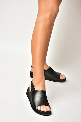 Fox Shoes Y555541303 Siyah Hakiki Deri Alçak Tabanlı Kadın Sandalet