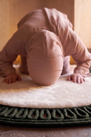 Merplush Mihraplı Peluş Seccade 75x130 Cm Süet Taban Yıkanabilir Yumuşak Namaz Halısı Krem - Haki