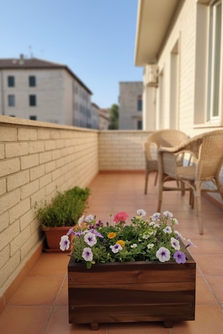 Doğal Masif Ahşap Dekoratif Çiçeklik Rustik Saksı Bahçe Ve Balkon Çiçekliği 0,65 Lt-1 Adet
