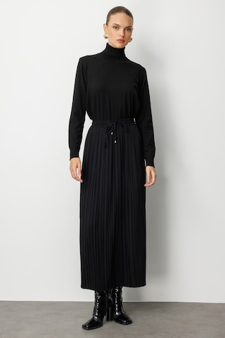 Mizalle Beli İpli İnce Piliseli Siyah Maksi Etek Siyah