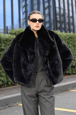 Giyim Dünyası Kadın Kürklü Mont Siyah 001
