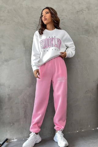 Modagen Kadın Pembe Beyaz Brooklyn Baskı Oversize Bisiklet Yaka Alt Üst Eşofman Takımı Pembebeyaz