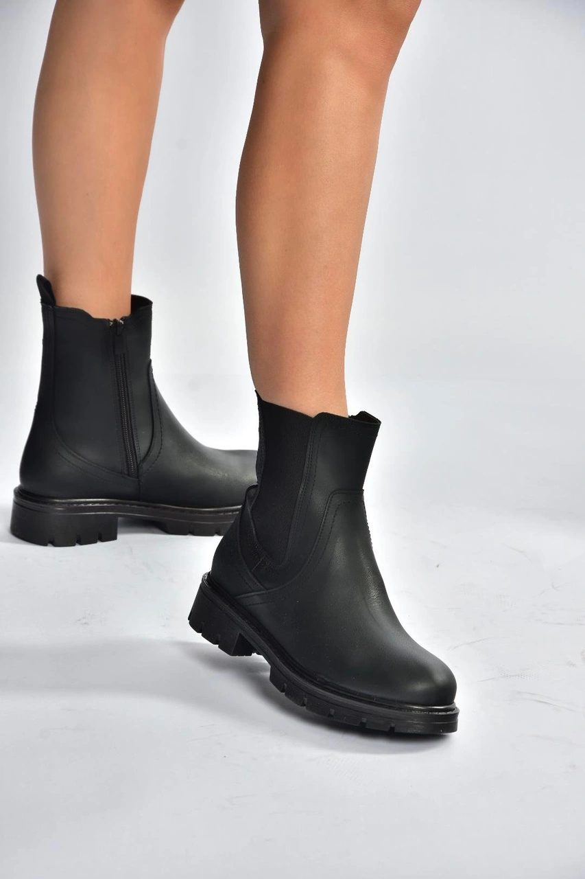 Fox Shoes V674420509 Siyah Kalın Tabanlı Lastik Detaylı Kadın Bot Siyah-Suni Deri