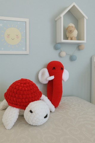El Yapımı Kırmızı Çıngıraklı Set Fil Ve Kaplumbağa %100 Pamuk, Bebekler İçin Güvenli Beyaz - Kırmızı
